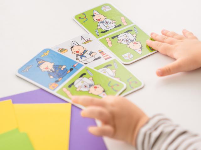 Kind leert spelenderwijs met kaarten